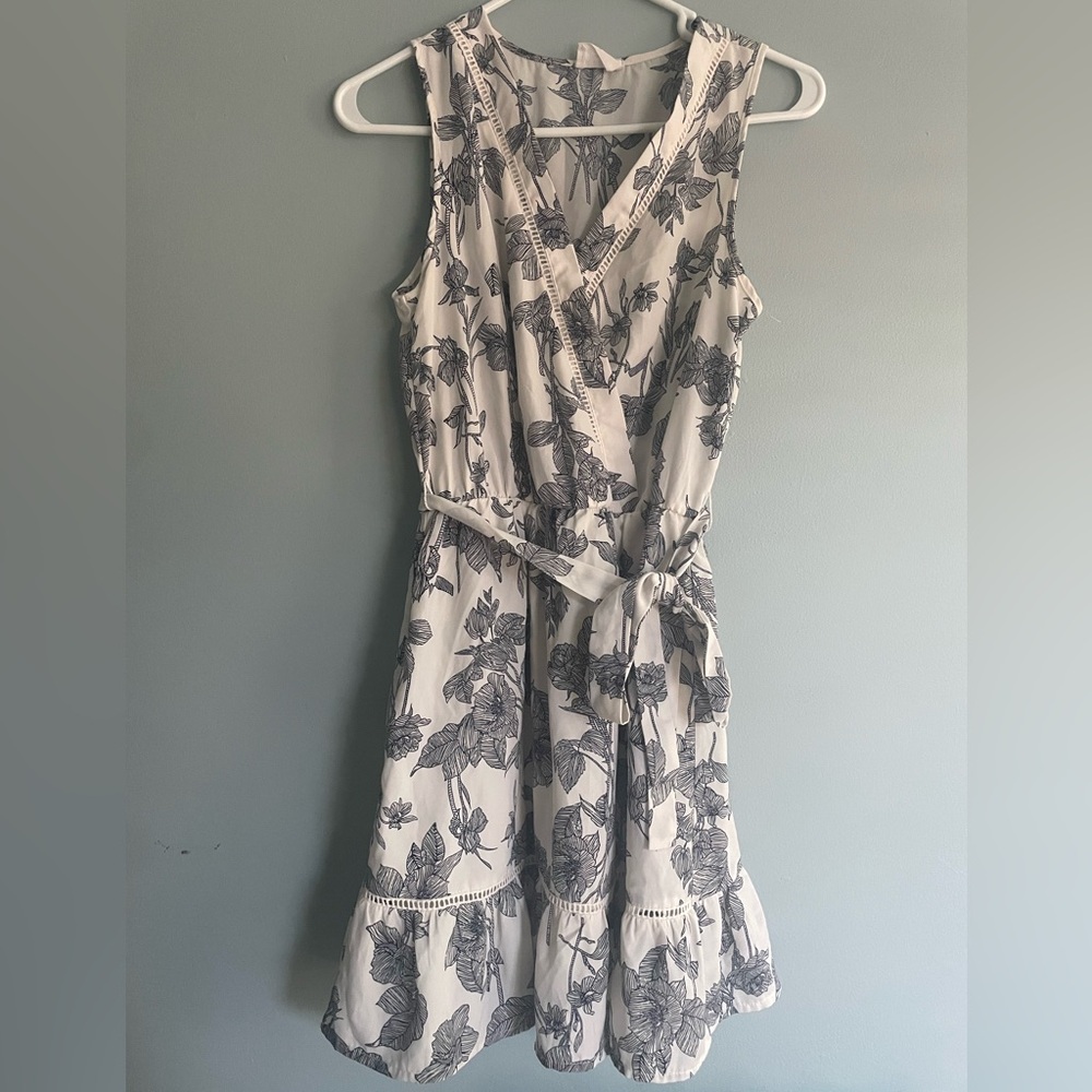 Sienna Sky White and Navy Floral Dress with Tie Waist size Small